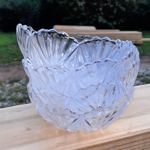 ~{Unbranded}~ Set of 4 scalloped design desert bowls. - Picture 3 of 6